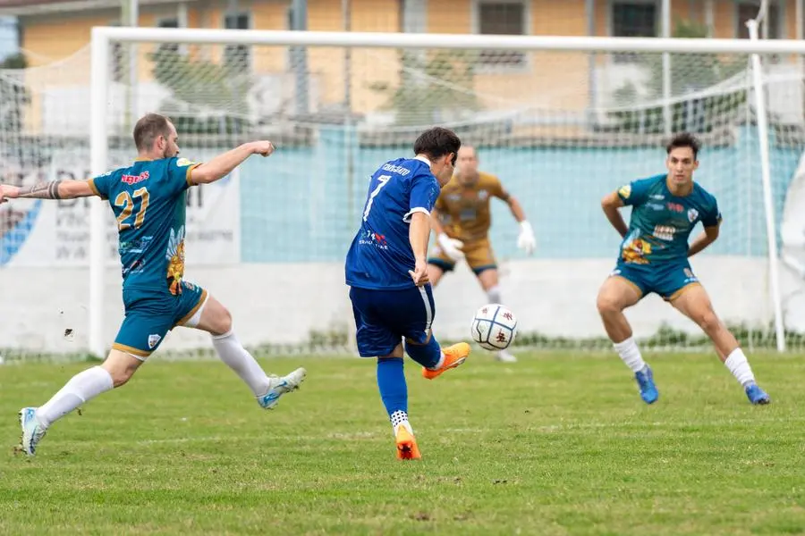 SPORT CALCIO PRIMA CATEGORIA SAN MICHELE TRAVAGLIATO ATLETICO OFFLAGA nella foto TIRO SCARATTI 13-10-2024 pasquali@newreporter