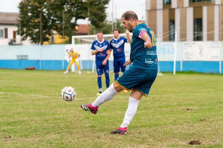 SPORT CALCIO PRIMA CATEGORIA SAN MICHELE TRAVAGLIATO ATLETICO OFFLAGA nella foto  TIRO DIOGO 13-10-2024 pasquali@newreporter