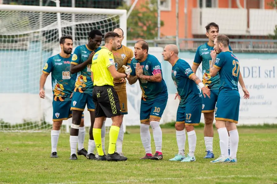 SPORT CALCIO PRIMA CATEGORIA SAN MICHELE TRAVAGLIATO ATLETICO OFFLAGA nella foto PROTESTE OFFLAGA  13-10-2024 pasquali@newreporter