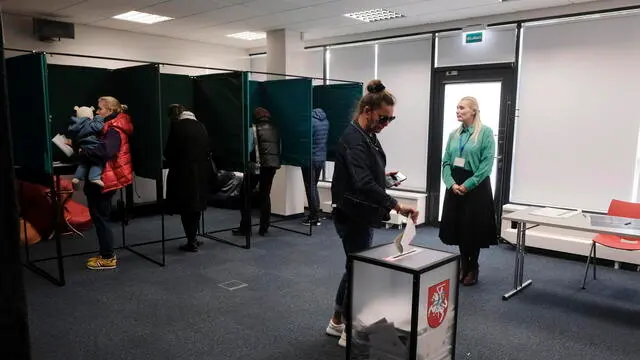 epa11657324 People cast their votes during the first round of the parliamentary election in Utena, Lithuania, 13 October 2024. Parliamentary elections are held in Lithuania on 13 October 2024, with a second round on 27 October 2024.ÃŠ EPA/VALDA KALNINA