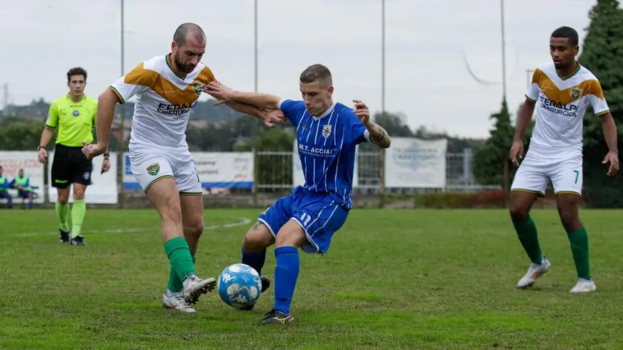 SPORT CALCIO SECONDA CATEGORIA VIRTUS FERALPI LONATO - SANT'ANDREA CONCESIO NELLA FOTO GIBELLI ANDREA (SANT'ANDREA CONCESIO) E CHIAPPA CRISTIAN (VIRTUS FERALPI LONATI) 13-10-2024 Marazzani@newreporter 