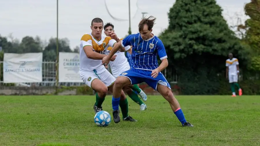 SPORT CALCIO SECONDA CATEGORIA VIRTUS FERALPI LONATO - SANT'ANDREA CONCESIO NELLA FOTO TELO' ROBERTO (SANT'ANDREA CONCESIO) E BAKKARI (VIRTUS FERALPI LONATI) 13-10-2024 Marazzani@newreporter 