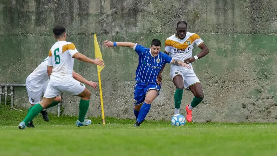 SPORT CALCIO SECONDA CATEGORIA VIRTUS FERALPI LONATO - SANT'ANDREA CONCESIO NELLA FOTO ALFANO DAVIDE (SANT'ANDREA CONCESIO) E PAPA MAMADU (VIRTUS FERALPI LONATI)  13-10-2024 Marazzani@newreporter 