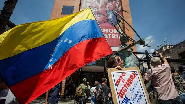 epa05797704 Demonstrators protest outside the National Commission of Telecomunications (Conatel) after the government took the channel CNN en Espanol off the air in Caracas, Venezuela, 16 February 2017. Venezuela blocked CNN en Espanol after the news channel aired a report on passport fraud. The sign reads 'censorship is dictatorship' EPA/MIGUEL GUTIERREZ