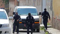 epa07726028 Federal Police agents guard the surroundings of an estate where the bodies of three men, a clandestine grave with four corpses and nine plastic bags with human remains were found, in Tonala, Jalisco, Mexico, 18 July 2019. EPA/FRANCISCO GUASCO