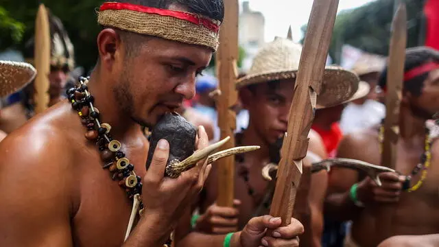epa10915620 Demonstrators participate in a march marking the Indigenous Resistance Day in Caracas, Venezuela, 12 October 2023. The Indigenous Resistance Day is celebrated on the day of Columbus' arrival in the Americas to recognize the indigenous people's resistance against colonization. EPA/MIGUEL GUTIERREZ
