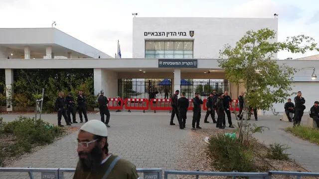 epa11509640 Israeli police secure the entrance as right-wing protesters demonstrate against the arrest of Israeli reservists soldiers suspected of abusing a Palestinian detainee who entered Israel during the October 7 attack, outside the military court building in Beit Lid military base near Netanya, Israel, 30 July 2024. Riots broke out at the base between the army and right wing activists after the IDF military police detained for questioning a number of soldiers suspected of abusing the Palestinian detainee. EPA/ABIR SULTAN