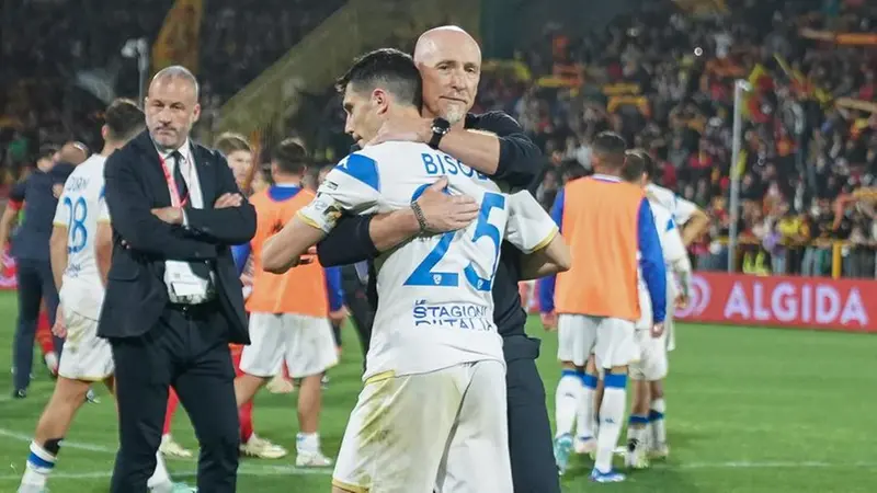 L'abbraccio tra Bisoli e Maran dopo l'eliminazione dai play off per mano del Catanzaro - Foto New Reporter © www.giornaledibrescia.it