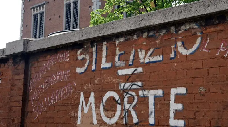 Il muro perimetrale del vecchio stabilimento Caffaro - © www.giornaledibrescia.it