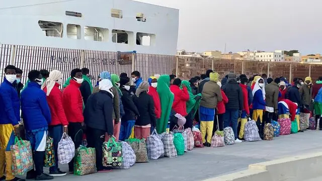 Migranti in fila per essere trasferiti a Porto Empedocle, Lampedusa (Agrigento), 15 marzo 2024. Oggi sono arrivati a 7 gli sbarchi di migranti, per un totale di 365 persone. ANSA / ELIO DESIDERIO /// Migrants lined up to be transferred to Porto Empedocle from Lampedusa island, near Agrigento, Italy, 15 March 2024. The landings have gone up to seven on Friday, for a total of 365 people. ANSA / ELIO DESIDERIO