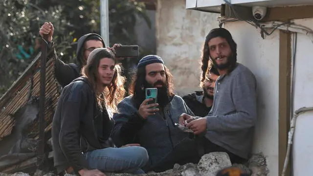 epa09769610 Israeli police guard settlers house during clashes with Palestinian protesters following the Friday prayer in the Sheikh Jarrah neighborhood in East Jerusalem, 18 February 2022, as tension continue between Palestinian and Israeli settlers over the forced eviction of six Palestinian families from their homes in Sheikh Jarrah neighborhood in favor of Jewish families who claimed they used to live in the houses before fleeing in the 1948 war that led to the creation of Israel. EPA/ATEF SAFADI