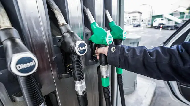 Benzina, rincari del carburante a Torino, 3 gennaio 2023. Un uomo fa il pieno alla macchina in un distributore di strada San Mauro ANSA/JESSICA PASQUALON