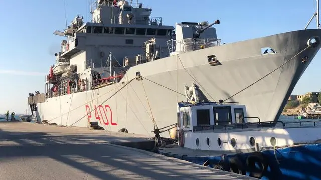 La nave Libra della Marina Militare entra nel porto albanese di Shengjmn con a bordo i primi 16 migranti che saranno accolti nelle strutture italiane costruite nel Paese, 16 ottobre 2024. ANSA/US POLIZIA ALBANIA +++ NO SALES, EDITORIAL USE ONLY +++ NPK +++