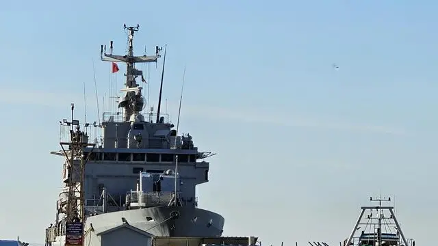 La nave Libra della Marina Militare entra nel porto albanese di Shengjmn con a bordo i primi 16 migranti che saranno accolti nelle strutture italiane costruite nel Paese, 16 ottobre 2024. ANSA/ARMAND MERO