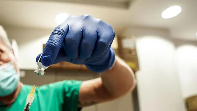 La preparazione delle siringhe utilizzate per la somministrazione del vaccino anti Covid presso il centro vaccinale dell'ospedale San Giovanni Bosco, il 30 dicembre 2022 ANSA/JESSICA PASQUALON