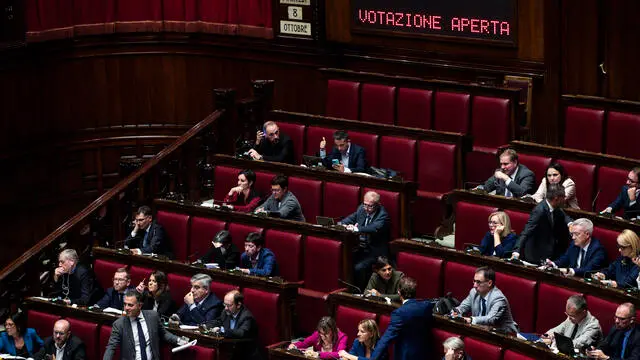 L’aula della Camera dei Deputati durante la discussione del disegno di legge (ddl) su disposizioni in materia di lavoro, Roma, 08 ottobre 2024. ANSA/ANGELO CARCONI