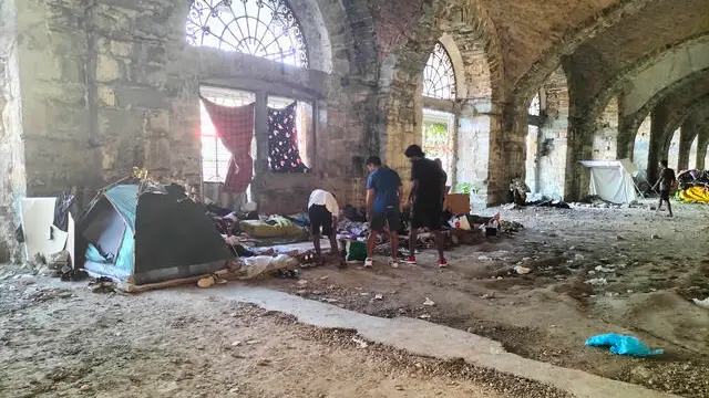 Foto interno del silos di Trieste, luogo fatiscente accanto alla stazione dei treni.È un luogo privo di servizi dove si rifugiano i migranti. Foto Mauro Zocchi. Ansa Trieste