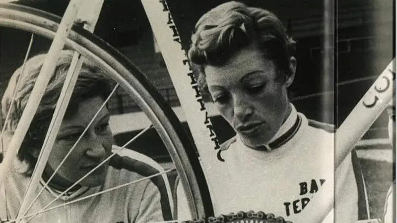 Mentre sistema la bici - © www.giornaledibrescia.it