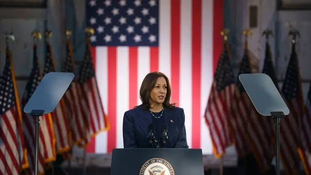 epa11663355 US Vice President and current Democratic presidential candidate Kamala Harris attends a rally in Bucks County, Pennsylvania, USA, 16 October 2024. Harris is in a tight race for the US presidency against Republican nominee and former President Donald Trump. EPA/WILL OLIVER