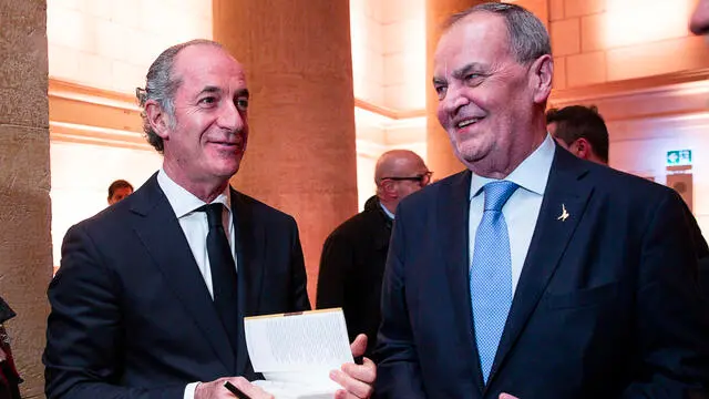 Il Presidente della Regione Veneto Luca Zaia (S) con il ministro degli Affari Regionali e Autonomie Roberto Calderoli (D) durante la presentazione del libro “Fa presto vai Piano. La vita è un viaggio passo a passo”, Roma, 01 febbraio 2024. ANSA/ANGELO CARCONI