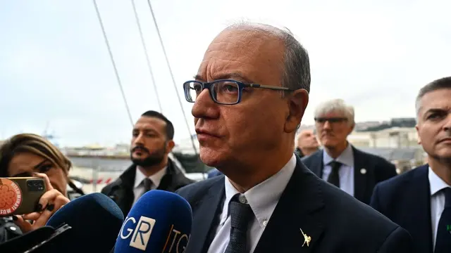 Il ministro dell'istruzione Giuseppe Valditara e il preside prof. Paolo Fasce, durante la sua vista presso l'Istituto anautico San Giorgio, accomcapgnato dal vice ministro delle Infrsstrutture Edoardo Rixi. Genova, 15 ottobre 2024. ANSA/LUCA ZENNARO