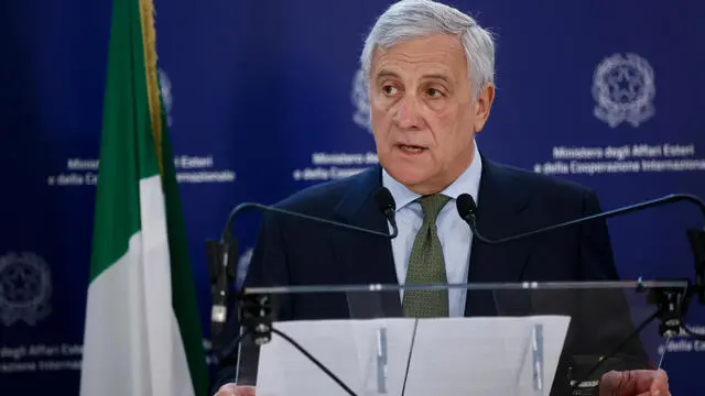 Il ministro degli Esteri Antonio Tajani durante l’incontro con il ministro degli Esteri olandese Caspar Veldkamp, presso la Farnesina, Roma, 16 ottobre 2024, ANSA/VINCENZO LIVIERI