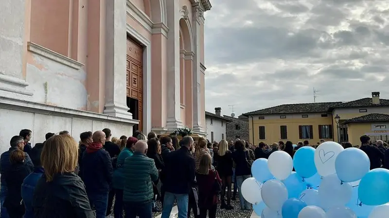 Fuori dalla chiesa anche palloncini bianchi e blu - © www.giornaledibrescia.it