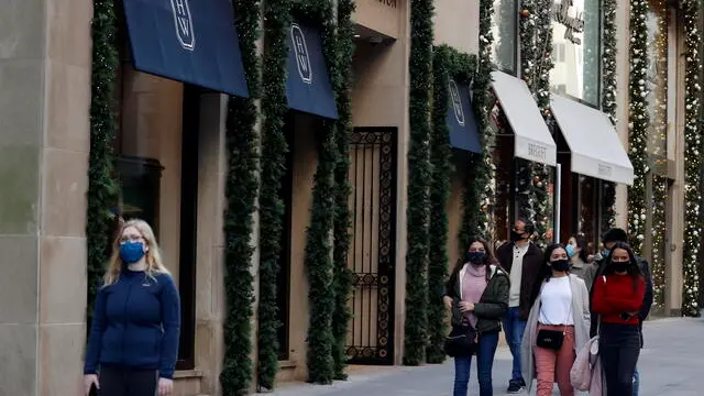 epa08846956 People walk past the Harry Winston jewelry store on Fifth Avenue during 'Black Friday' holiday shopping in New York, New York, USA, 27 November 2020. Black Friday is the day after the US Thanksgiving Day and is regarded as the start of the Christmas shopping season. EPA/JASON SZENES