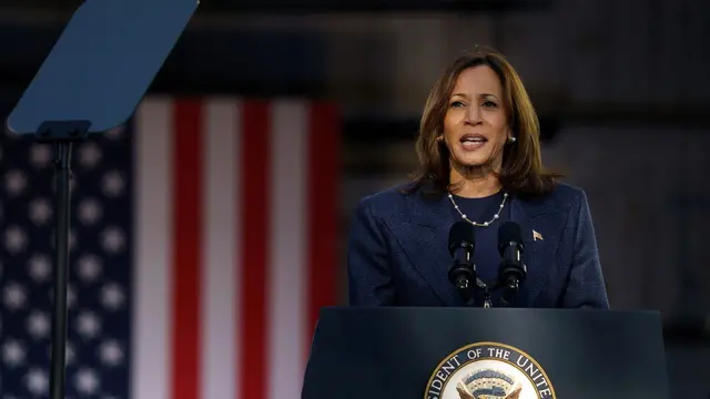 epa11663320 US Vice President and current Democratic presidential candidate Kamala Harris attends a rally in Bucks County, Pennsylvania, USA, 16 October 2024. Harris is in a tight race for the US presidency against Republican nominee and former President Donald Trump. EPA/WILL OLIVER