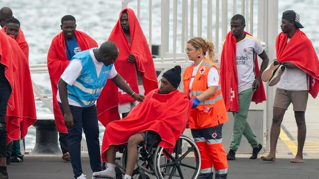 epa11662772 Some of the 114 sub-Saharan immigrants who arrived in two cayucos arrive to Arrecife port, in Lanzarote, Canaries, Spain, 16 Ocotober 2024, after being rescued by Spanish Salvamento Maritimo. EPA/Adriel Perdomo