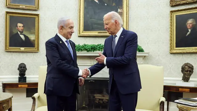 epa11496044 Israeli Prime Minister Benjamin Netanyahu (L) shakes hands with US President Joe Biden during a bilateral meeting in the Oval Office at the White House, in Washington, DC, USA, 25 July 2024. US President Joe Biden hosts Israeli Prime Minister Netanyahu the day after Netanyahu delivered an address to a joint meeting of the US Congress. EPA/SAMUEL CORUM / POOL