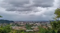 Una fitta coltre di nubi vista dal colle di San Giuseppe - © www.giornaledibrescia.it