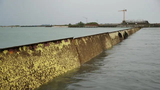 Una panoramica sulle barriere del Mose alla bocca di porto di Tre Porti, questa sera 16 maggio 2023, quando il sistema di difesa dalle acque alte si è attivato per la cinquantesima volta in due anni. ANSA/ANDREA MEROLA