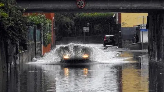 Una strada allagata a Pozzolo Formigaro ( Alessandria), 15 ottobre 2019. Fiumi e torrenti sorvegliati per le piene improvvise dopo le piogge torrenziali cadute tra la serata di ieri e questa mattina. In 24 ore la stazione Arpa (Agenzia Regionale per la protezione ambientale) di Bosio, ai confini con la Liguria, ha registrato 246 mm di pioggia. Nell'Alessandrino 216 mm a Fraconalto, 175 a Casaleggio Borio, 135 a Ovada. ANSA/DINO FERRETTI