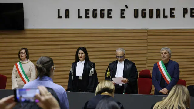 di spalle Mirto Milani mentre il giudice Roberto Spano legge la sentenza la processo per l’omicidio di Laura Ziliani in tribunale di Brescia Brescia, 7 dicembre 2023. Ansa Filippo Venezia