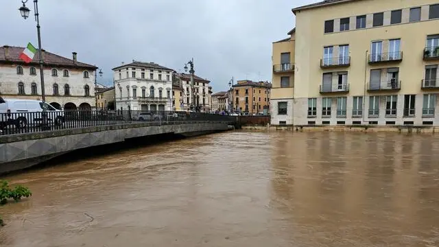 La piena del Bacchiglione fa trattenere il fiato a Vicenza, ma dal primo pomeriggio il livello del fiume sta lentamente calando, dopo aver raggiunto la quota massima di 5,05 metri al Ponte degli Angeli, in centro storico. I bacini di laminazione nel territorio della provincia sono in funzione. Il calo del Bacchiglione, informa il Comune di Vicenza, è l'effetto dell'apertura del bacino di Caldogno, e dell'attenuazione delle piogge in quota. Al momento il passaggio della piena non ha comportato problemi al centro storico. Cresce ancora, invece, ma lentamente, l'altro fiume di Vicenza, il Retrone, 21 maggio 2024. NPK ANSA / Comune di Vicenza +++ ANSA PROVIDES ACCESS TO THIS HANDOUT PHOTO TO BE USED SOLELY TO ILLUSTRATE NEWS REPORTING OR COMMENTARY ON THE FACTS OR EVENTS DEPICTED IN THIS IMAGE; NO ARCHIVING; NO LICENSING +++