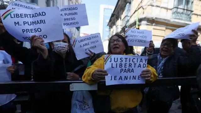 epa11664746 Supporters of former interim president of Bolivia, Jeanine Anez (2019-2020), protest outside a courthouse in La Paz, Bolivia, 17 October 2024. The trial against Jeanine Anez and the suspended governor of the eastern region of Santa Cruz, Luis Fernando Camacho, for their roles in the political crisis of 2019 began with the review of incidents presented by the defense of both. EPA/LUIS GANDARILLAS