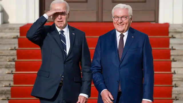 epa11666030 US President Joe Biden (L) shades his eyes as German President Frank-Walter Steinmeier (R) welcomes him to Bellevue Palace in Berlin, Germany, 18 October 2024. US President Joe Biden is on a visit to Germany from 17 to 18 October 2024 to attend an Order of Merit Ceremony and meet with the German Chancellor, British Prime Minister, and French President. EPA/CLEMENS BILAN