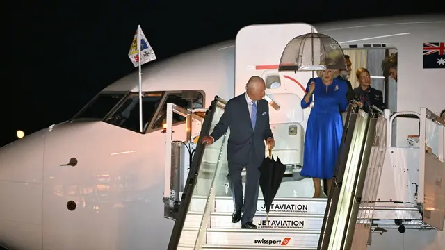 epa11666081 Britain's King Charles III (L) and Queen Camilla arrive at Sydney International Airport in Sydney, Australia, 18 October 2024. King Charles III and Queen Camilla are visiting Australia from 18 to 23 October and will visit Sydney and Canberra. EPA/DEAN LEWINS NO ARCHIVING AUSTRALIA AND NEW ZEALAND OUT