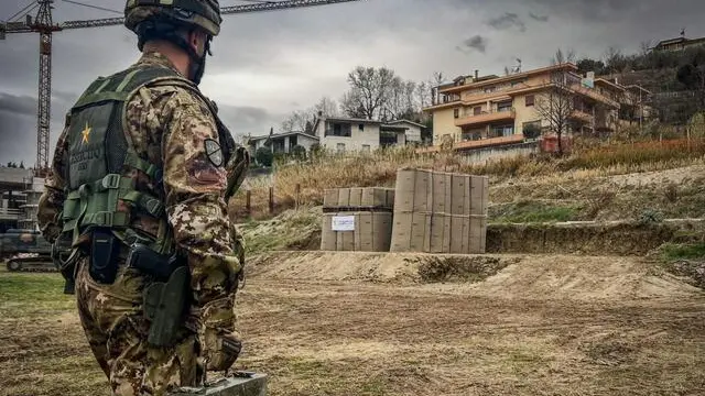 È stato disinnescato e fatto brillare questa mattina l'ordigno residuato bellico rinvenuto a San Marino nei mesi scorsi durante i lavori di scavo nel cantiere di un impianto sportivo, 11 febbraio 2024. Si trattava di una bomba d'aereo da 250 libbre, inesplosa. Le operazioni - che hanno previsto l'evacuazione di circa mille persone - sono state condotte dagli artificieri del Reggimento Genio Ferrovieri dell'Esercito italiano, coordinate dalla Gendarmeria congiuntamente al servizio di Protezione civile. ANSA/ UFFICIO STAMPA +++ ANSA PROVIDES ACCESS TO THIS HANDOUT PHOTO TO BE USED SOLELY TO ILLUSTRATE NEWS REPORTING OR COMMENTARY ON THE FACTS OR EVENTS DEPICTED IN THIS IMAGE; NO ARCHIVING; NO LICENSING +++ NPK +++