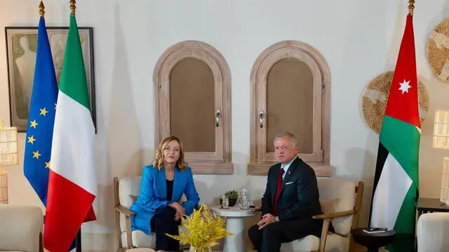 La presidente del Consiglio Giorgia Meloni durante l'icontro con il re di Giordania Abdullah II nella residenza reale di Aqaba, in Giordania, 18 ottobre 2024. ANSA/CHIGI PALACE PRESS OFFICE/FILIPPO ATTILI +++ ANSA PROVIDES ACCESS TO THIS HANDOUT PHOTO TO BE USED SOLELY TO ILLUSTRATE NEWS REPORTING OR COMMENTARY ON THE FACTS OR EVENTS DEPICTED IN THIS IMAGE; NO ARCHIVING; NO LICENSING +++