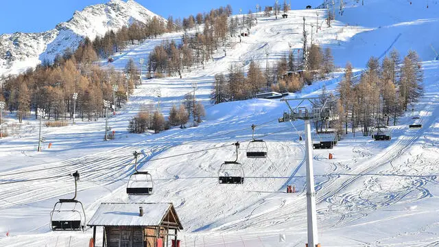 Impianti sciistici del Sestriere chiusi, Torino, 11 febbraio 2021 ANSA/ALESSANDRO DI MARCO