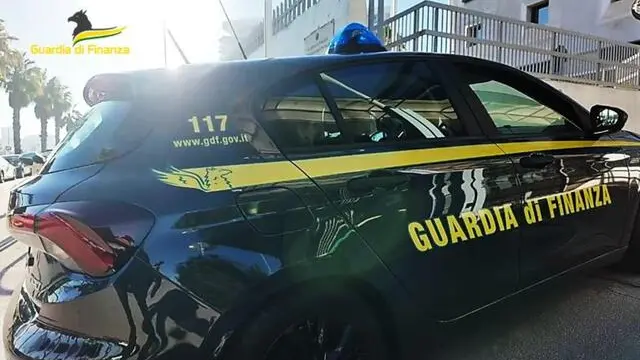 Guardia finanza Taranto auto generica