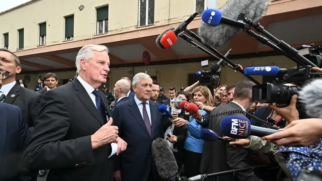 Il ministro degli Esteri Antonio Tajani, il ministro dell'Interno Matteo Piantedosi, il primo ministro francese Michel Barnier, il ministro degli Interni francese Bruno Retailleau, durante l'incontro con le forze di sicurezza incaricate del controllo della frontiera italo-francese Centro di cooperazione tra Polizia e le Dogane (CCPD), a Ponte S.Ludovico. Ventimiglia, 18 ottobre 2024. ANSA/LUCA ZENNARO Foreign Minister Antonio Tajani, Interior Minister Matteo Piantedosi, French Prime Minister Michel Barnier, French Interior Minister Bruno Retailleau, during the meeting with the security forces in charge of controlling the Italian-French border Police and Customs Cooperation Centre (CCPD), in Ponte S.Ludovico. Ventimoglia, 18 October 2024. ANSA/LUCA ZENNARO