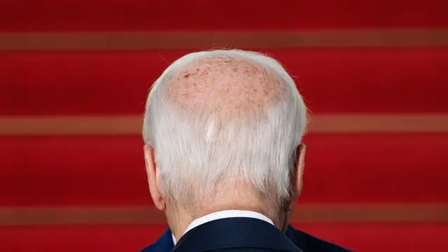 epa11666481 US President Joe Biden (front) and German President Frank-Walter Steinmeier (back) stand face to face upon the arrival of US President Joe Biden to Bellevue Palace in Berlin, Germany, 18 October 2024. US President Joe Biden is on a visit to Germany from 17 to 18 October 2024 to attend an Order of Merit Ceremony and meet with the German Chancellor, British Prime Minister, and French President. EPA/CLEMENS BILAN