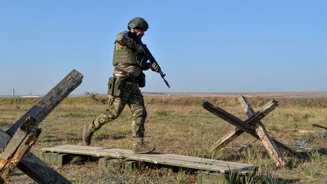 epa11642423 Russian contract servicemen attend a military training of the assault units at a ground training range in the Rostov-on-Don region in southern Russia, 04 October 2024. Russian troops have taken control of the Ukrainian town of Ugledar and five other settlements in the special military operation zone in a week, the Russian Defense Ministry reports. EPA/ARKADY BUDNITSKY