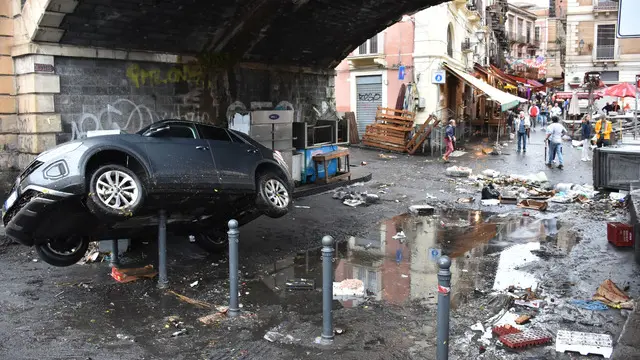 Sono bastati pochi minuti di pioggia torrenziale su Catania e provincia a provocare allagamenti e danni. Il fiume di acqua che scende dai paesi etnei si riversa sulla centralissima Via Etnea trasformandola in un fiume in piena per poi defluire verso il mare trascinando tutto ciò che trova sul suo percorso. ANSA/Orietta Scardino