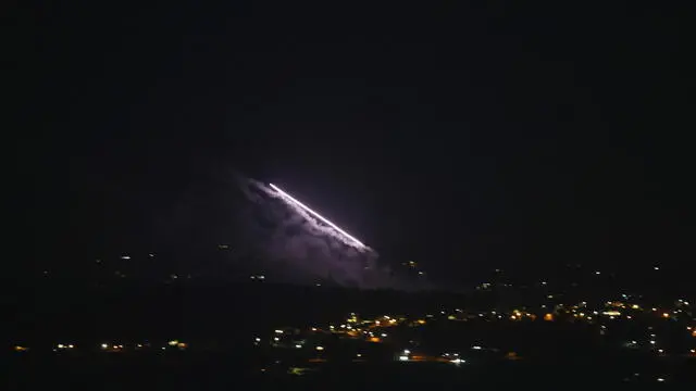 epa11667123 The trail of a missile launched from Lebanon towards Israel, as seen from the Galilee, northern Israel, 18 October 2024. Israel's military spokesman issued a notice to the residents of the South Lebanon villages of Koza, Beit Leaf, Yatar, Jabal al-Batam, Zibkin, Marwahin, Shihin, Umm Tuta, Bustan, al-Zalutiyah, Yarin, al-Dahiriya, Matamoura, Majdal Zon, Shema, Tair Haraf, Abu Shash, Al-Jabain, Bayad, Al-Manzuri, Kafra, Alma, and Nakura to evacuate from their homes and move north to the Haveli River as Israeli strikes continue. EPA/ATEF SAFADI