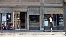 epa11667649 A man closes a store due to the lack of electricity in Havana, Cuba, 18 October 2024. The Cuban government suspended non-essential state work activities starting this 18 October as part of the measures announced the day before to address the current energy crisis. EPA/Ernesto Mastrascusa