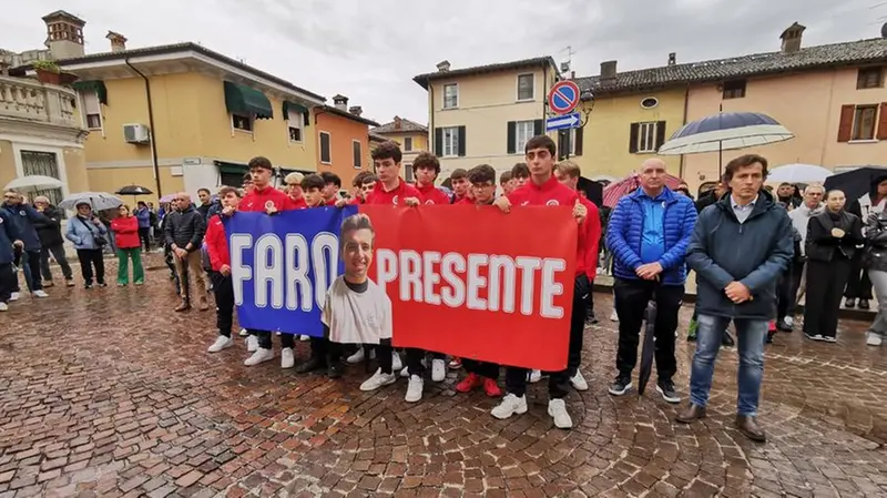 Lo striscione degli amici per Faro - © www.giornaledibrescia.it